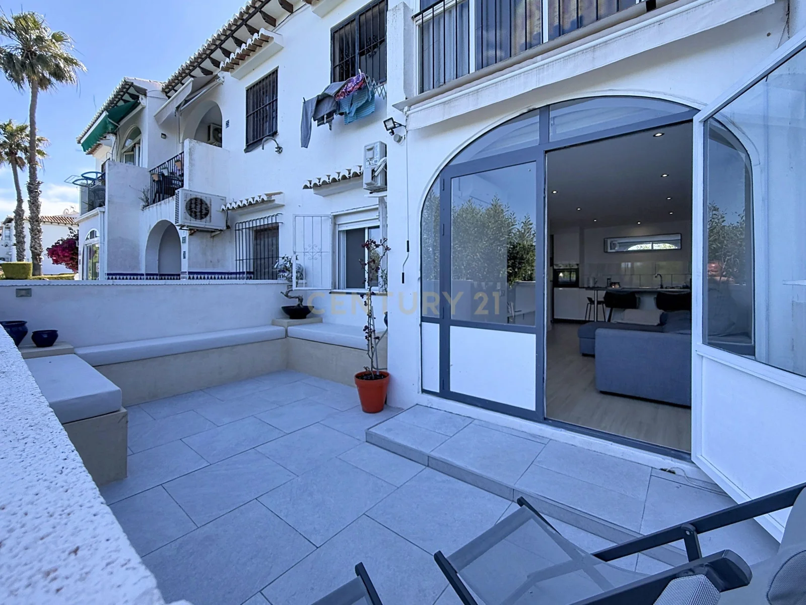 Apartamento con piscina y pistas deportivas en una de las zonas más demandadas de Torrevieja - Ref. REF-F7334A - alquilerenalicante.com